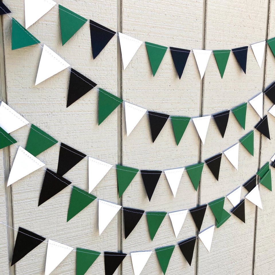 University of Hawaii graduation party garland, Triangle Bunting, Michigan State graduation, Bed Party Streamers, dorm decor, party backdrop